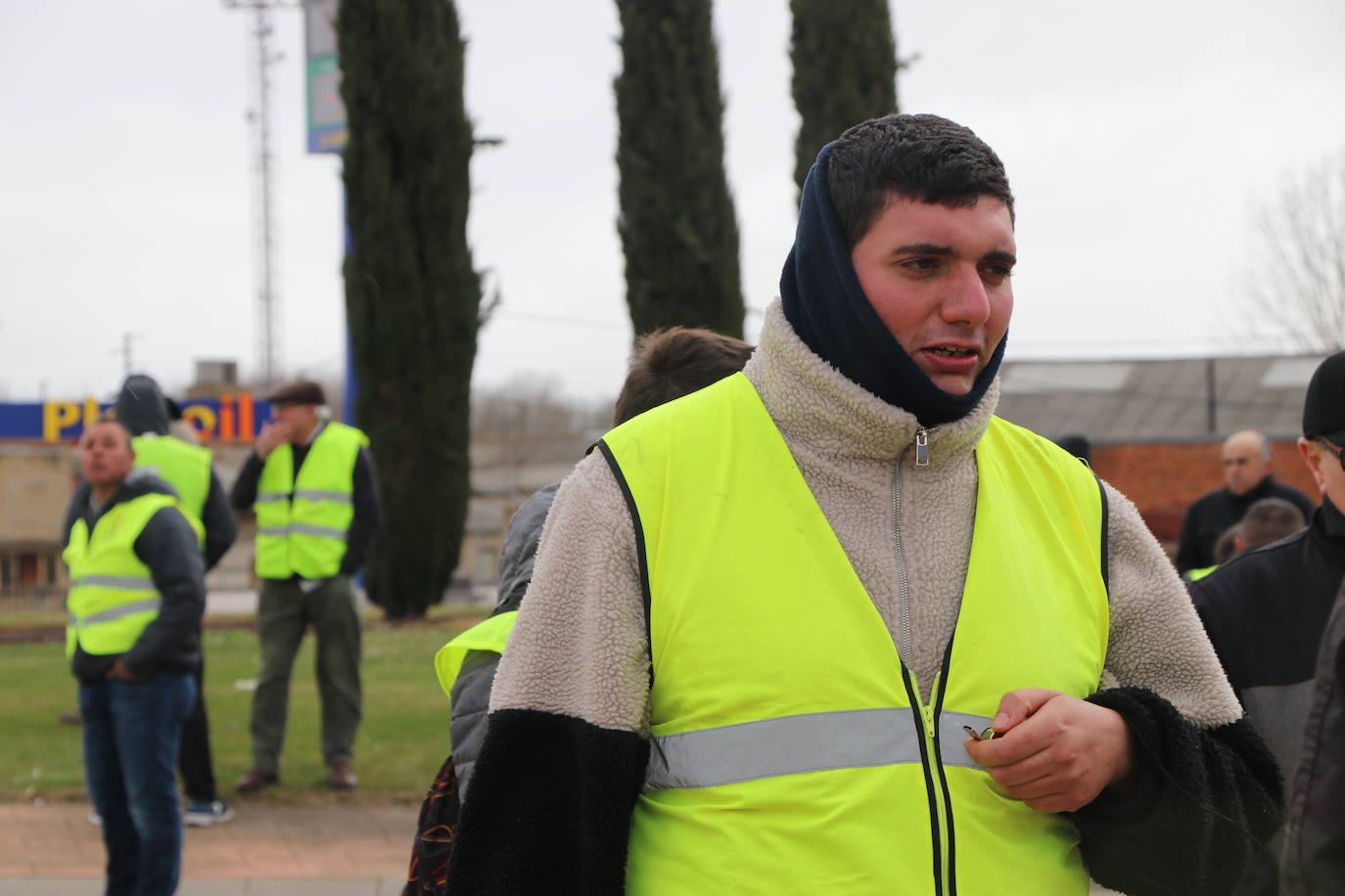 Los trabajadores del campo tiran productos extranjeros en las calles de La Bañeza.