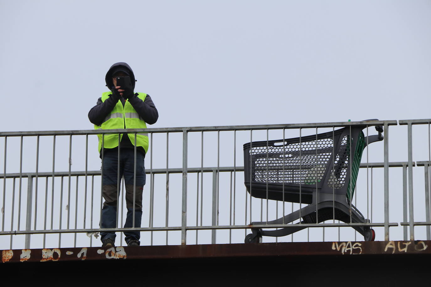 Los trabajadores del campo tiran productos extranjeros en las calles de La Bañeza.