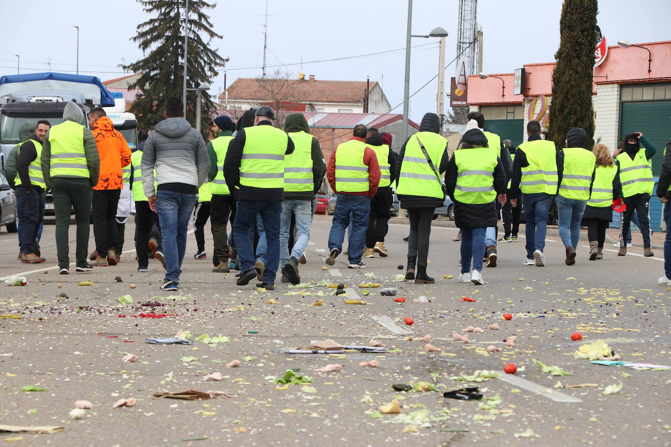 Los trabajadores del campo tiran productos extranjeros en las calles de La Bañeza.