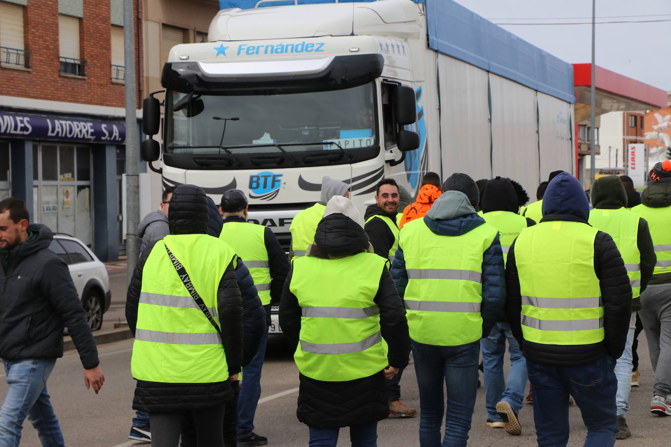 Los trabajadores del campo tiran productos extranjeros en las calles de La Bañeza.