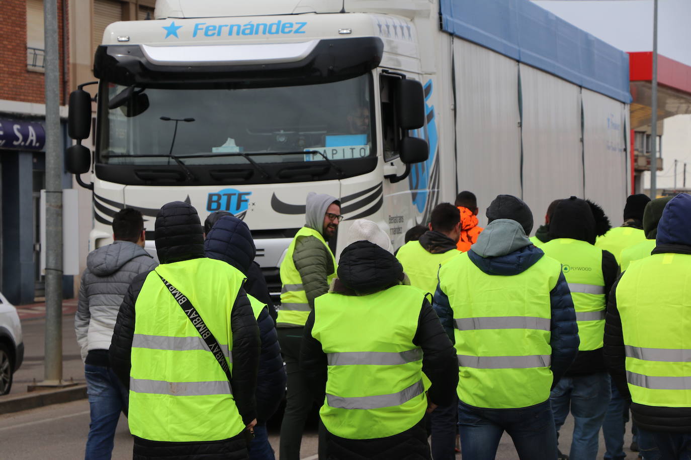 Los trabajadores del campo tiran productos extranjeros en las calles de La Bañeza.