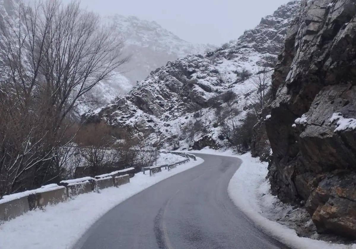 Imagen de archivo de una carretera nevada.