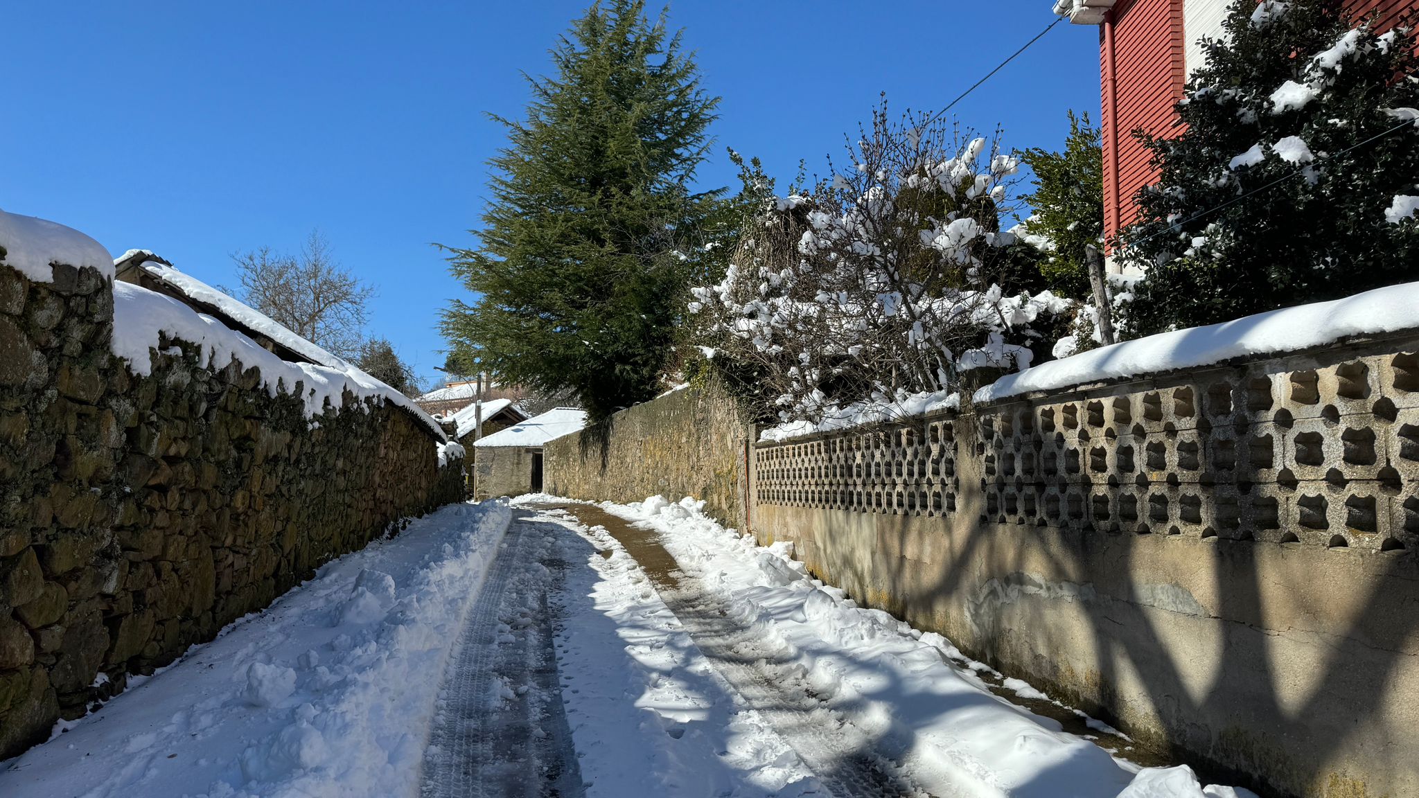 Llega la nieve a la localidad de Andarraso.