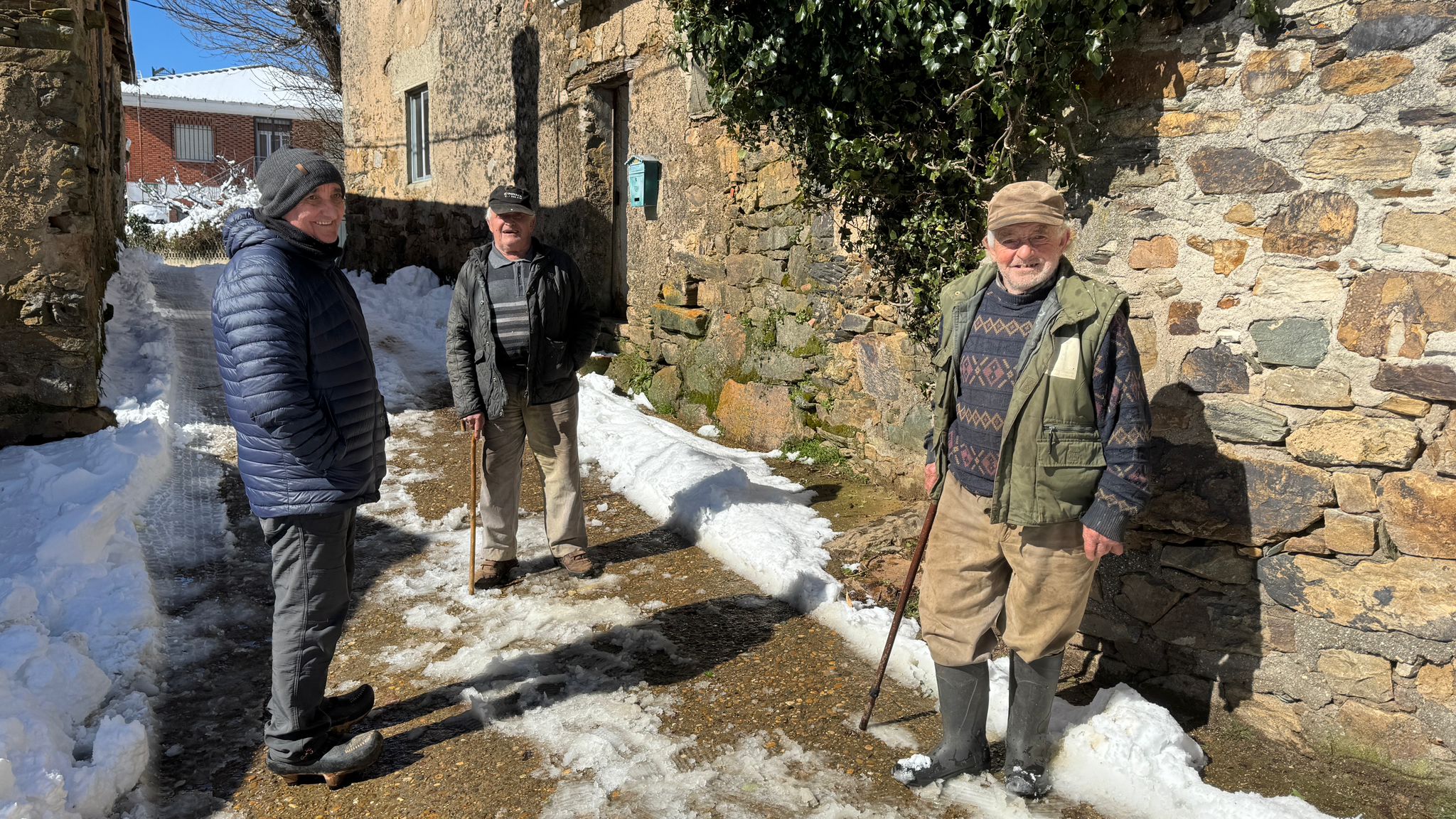 Llega la nieve a la localidad de Andarraso.