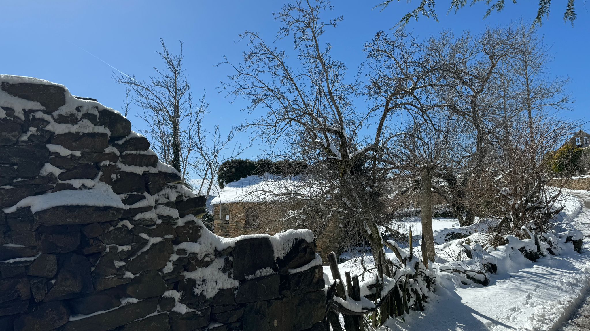 Llega la nieve a la localidad de Andarraso.