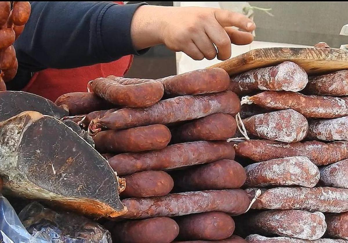 Chorizo expuesto en un puesto.