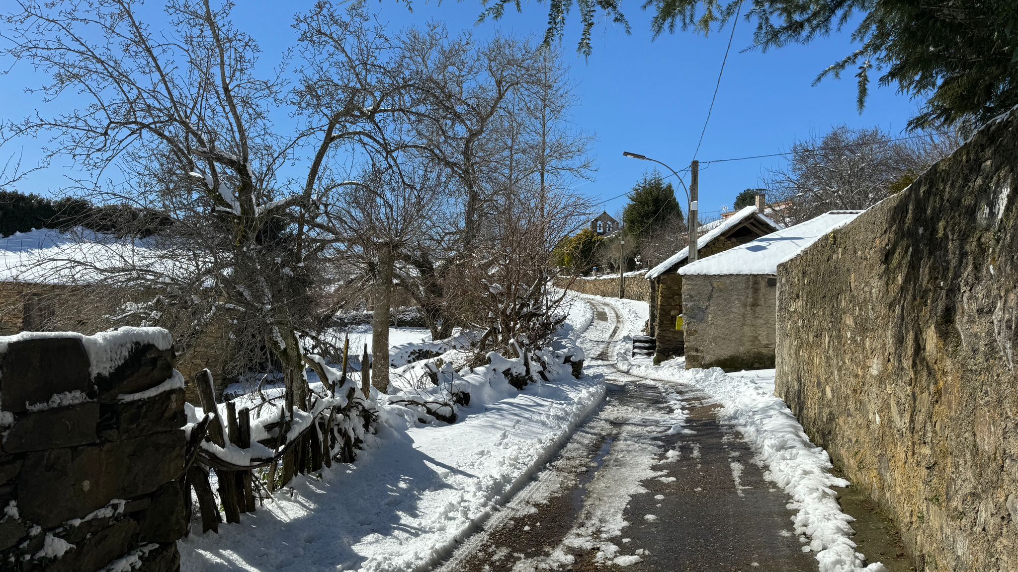 Llega la nieve a la localidad de Andarraso.