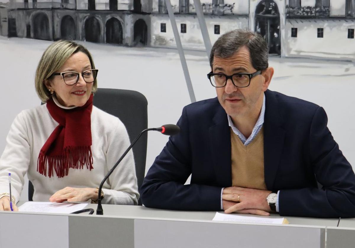 Los concejales populares Ana Franco y José Manuel Frade, en la rueda de prensa de este martes.