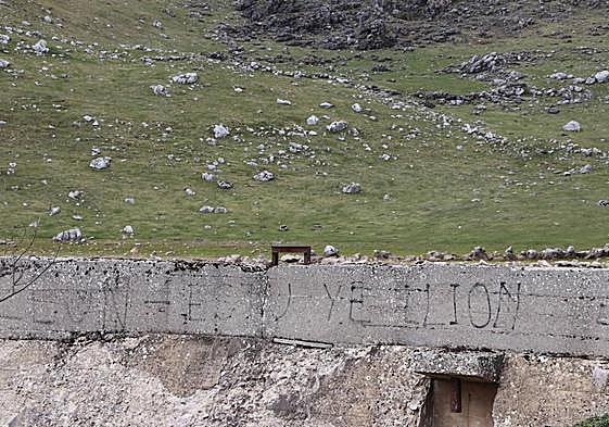 Pintada en leonés en la zona del puerto de Pinos.