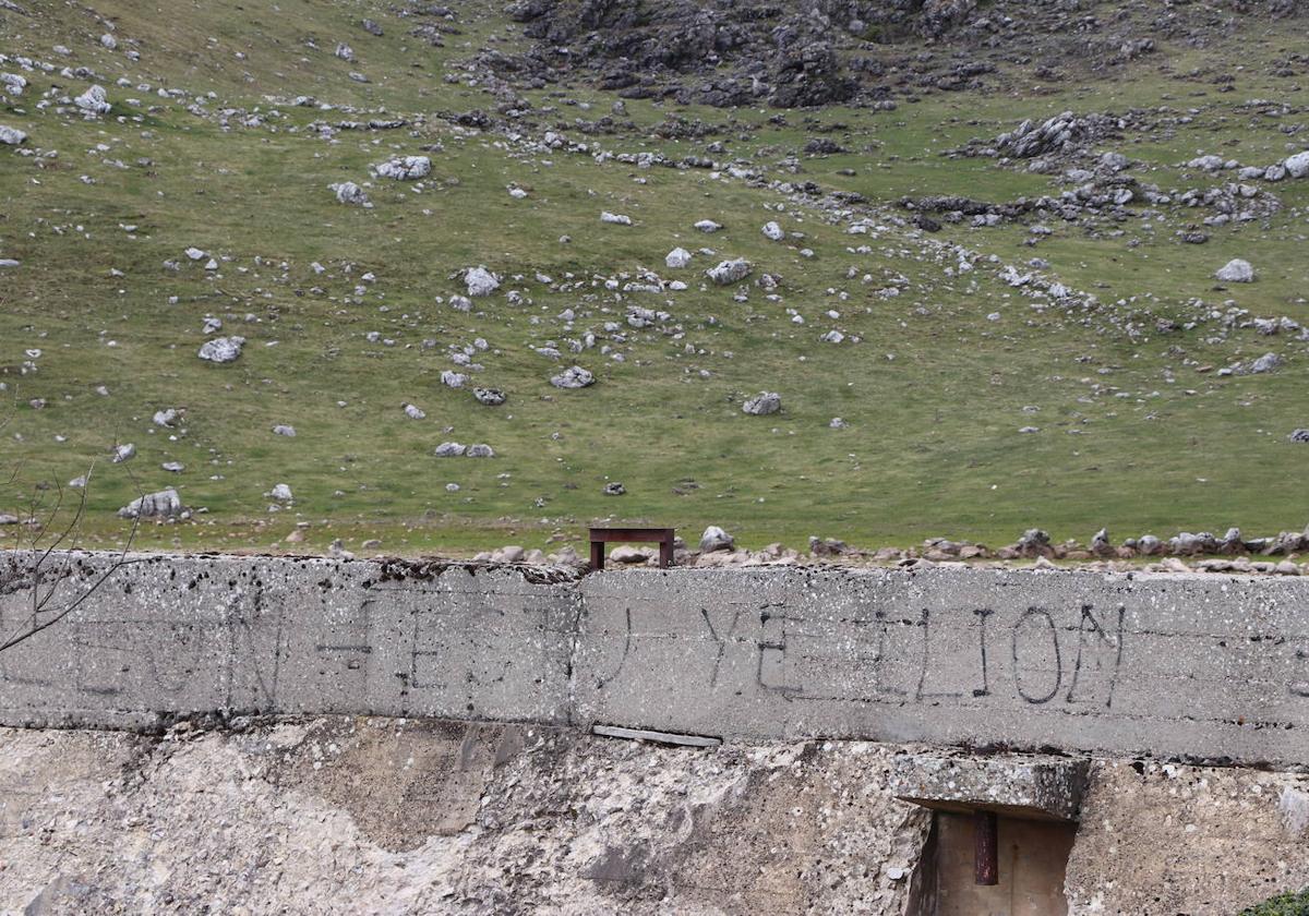 Pintada en leonés en la zona del puerto de Pinos.