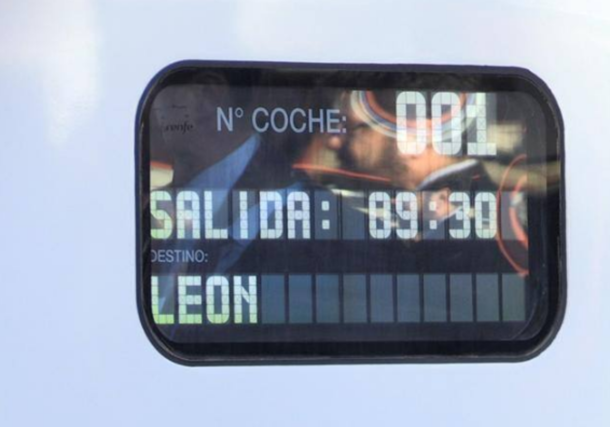 Imagen de un tren con destino León.