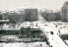 Gran nevada en la Plaza de Guzmán el Bueno. ca 1955.
