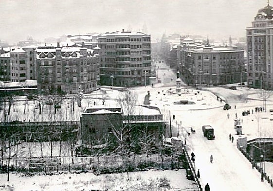 Gran nevada en la Plaza de Guzmán el Bueno. ca 1955.