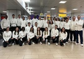 Marta García, en el centro de la fila inferior, en su llegada al aeropuerto de Glasgow.