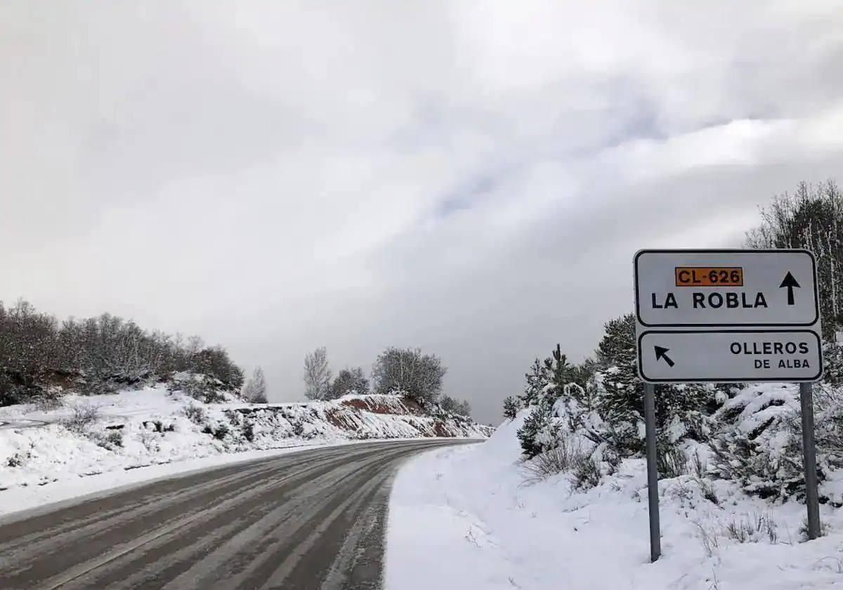 Imagen de archivo de una carretera leonesa nevada.