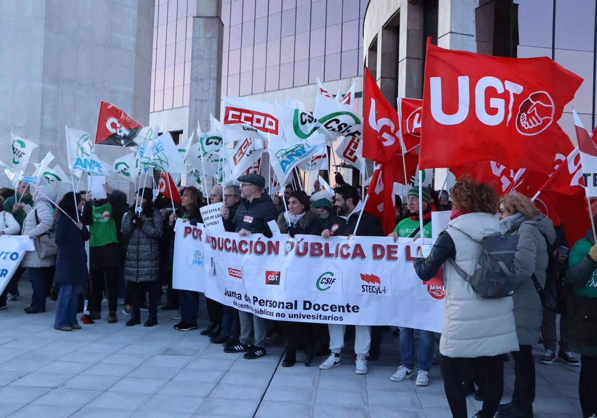 Imagen principal - La educación leonesa paraliza las protestas a la espera de las explicaciones del director provincial