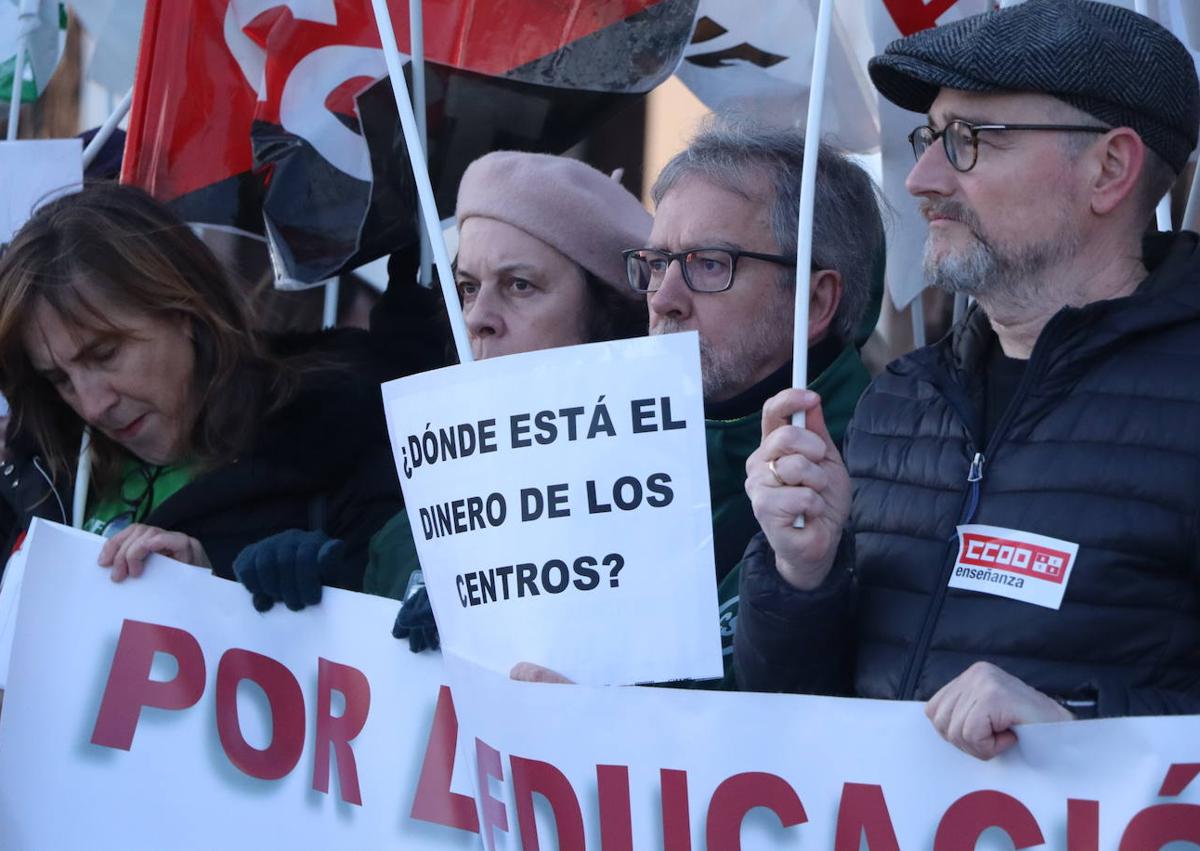 Imagen secundaria 1 - La educación leonesa paraliza las protestas a la espera de las explicaciones del director provincial