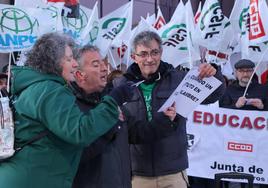 Protesta de la educación pública frente a la sede de la Junta en León.