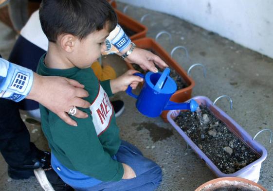 Alumno del CRA de Villamañán cuidando las plantas