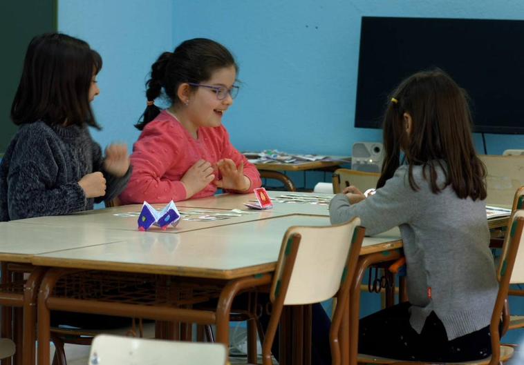 Alumnas en el Colegio Público de Educación Infantil y Primaria, CEIP Virgen del Arrabal en Laguna de Negrillos