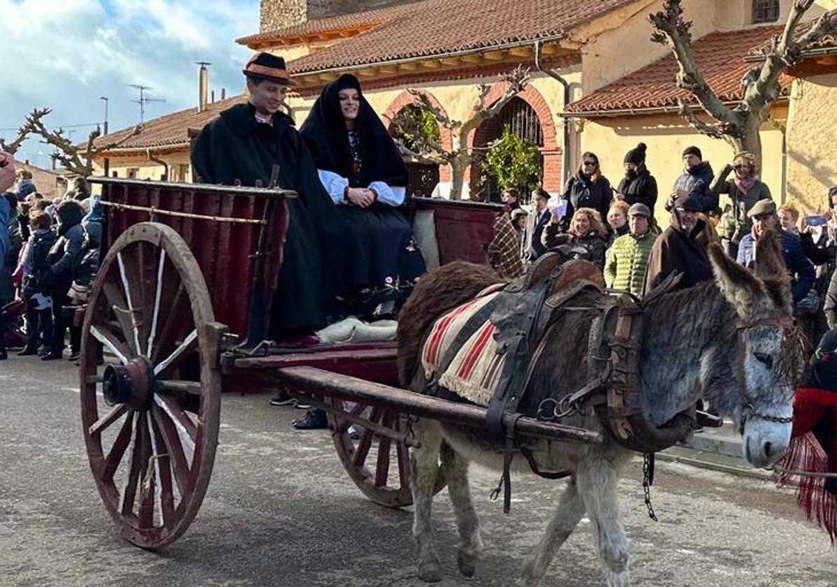 Los novios en el carro tradicional de la boda antrueja.