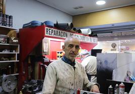 José Pérez Pérez cierra su tienda de reparación de calzado tras 34 años de historia en la Plaza de la Inmaculada.