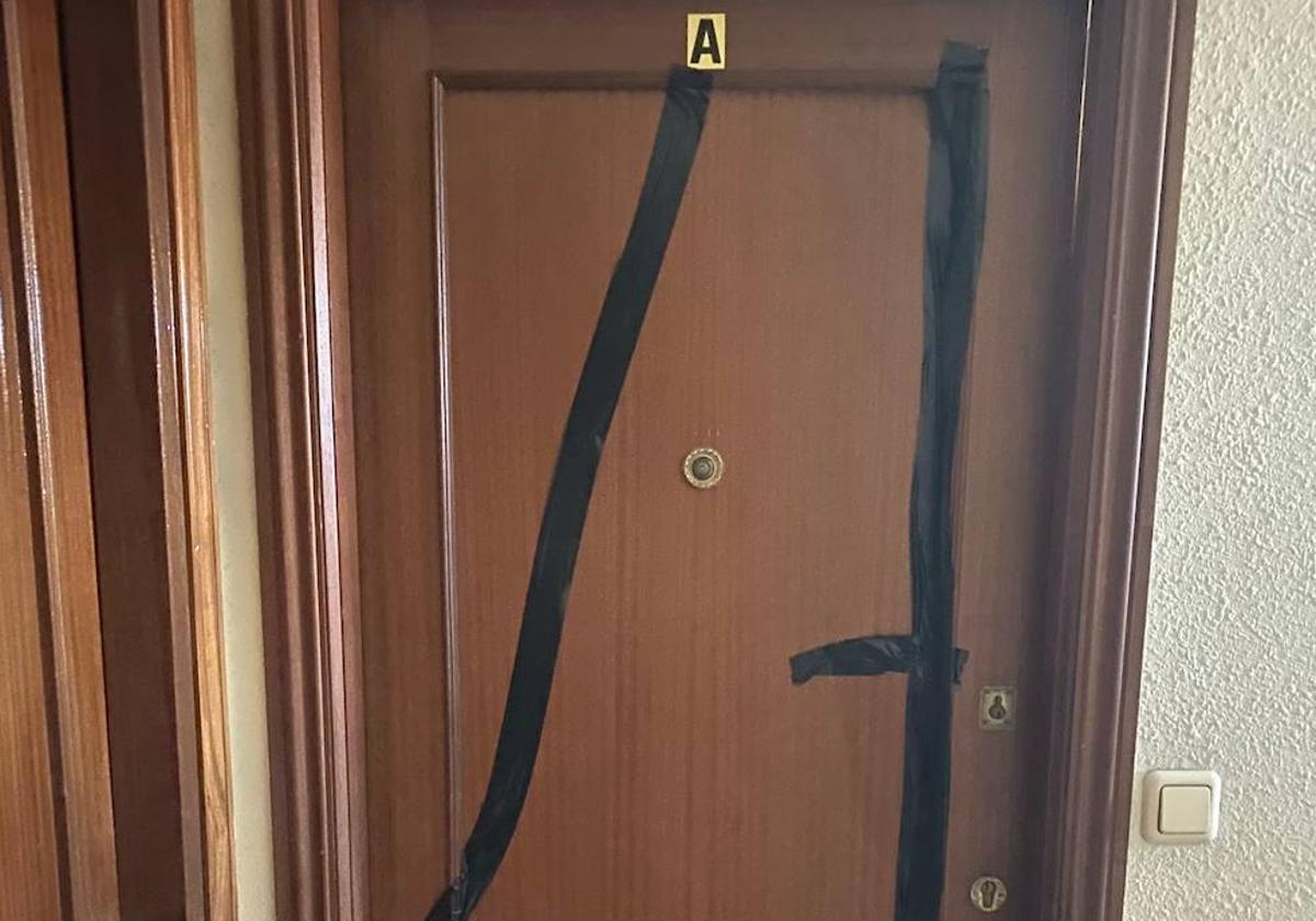 Imagen de la puerta del domicilio donde intervinieron los agentes.