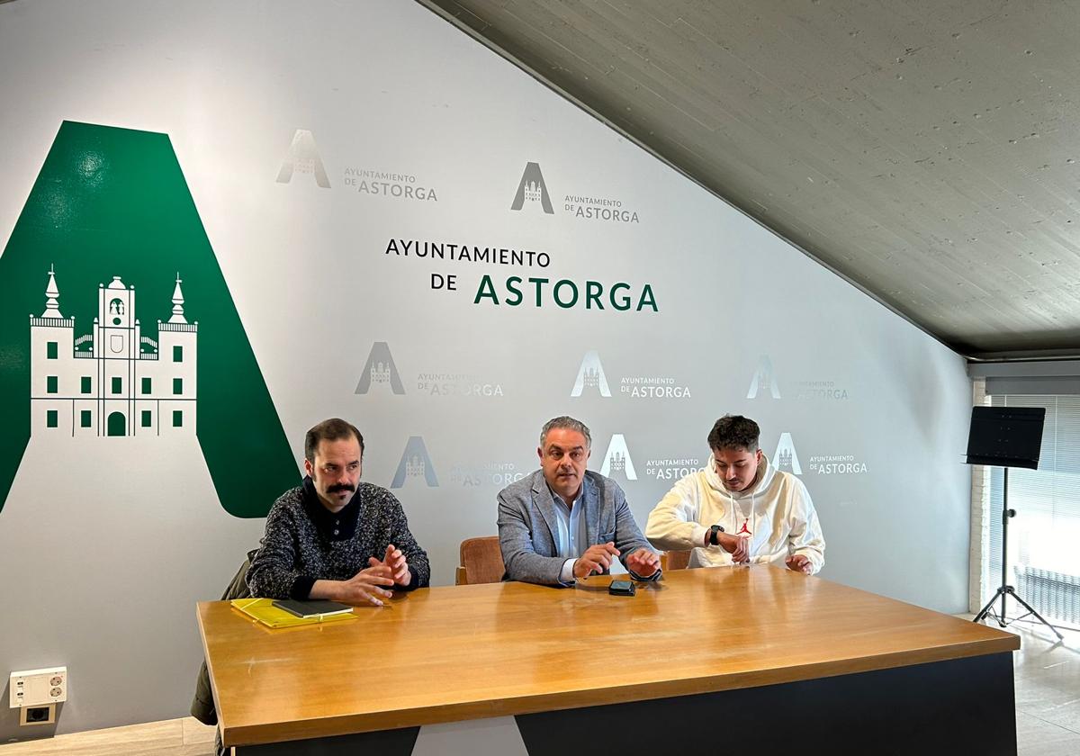 Imagen de la reunión con Alejo Ibáñez, José Luis Nieto y Borja González.