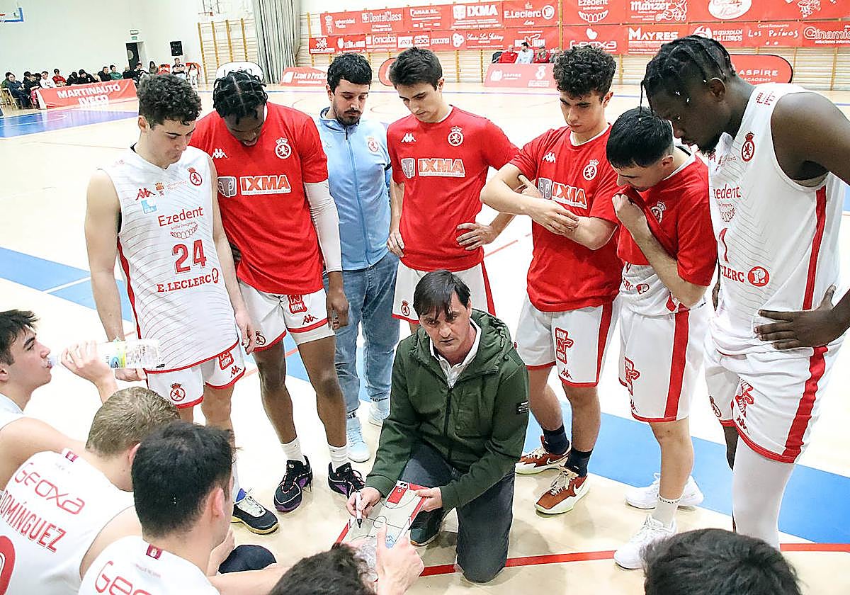 Luis Castillo da instrucciones a sus jugadores en un tiempo muerto.