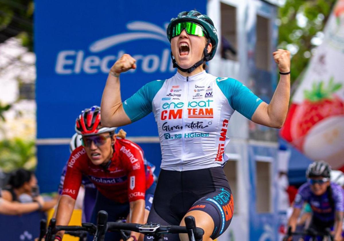 Valentina Basilico, ciclista del Eneicat, celebra su victoria en El Salvador.