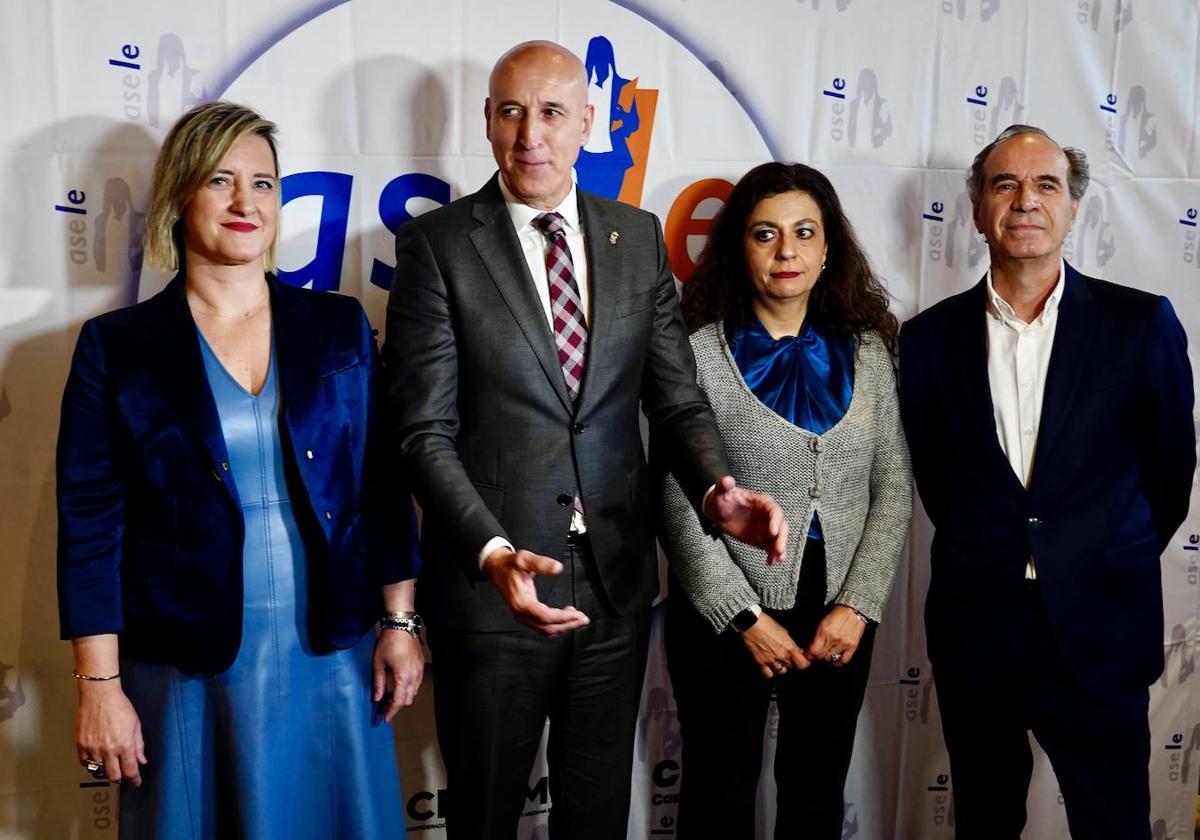 La Asociación de Mujeres Empresarias y Directivas de León organiza el Foro Empresa 'Construyendo un futuro por la igualdad'. A la inauguración asiste el alcalde de León, José Antonio Diez; el presidente de FELE, Juan María Vallejo y la presidenta de Asele, Noelia Rodríguez