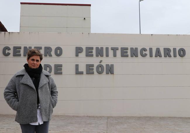 Henar García, a la entrada del Centro Penitenciario de León.