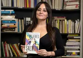 La periodista y escritora leonesa Patricia Cazón posa con su nueva publicación, 'Las mujeres salmón'.