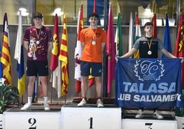 Javier Frade, en el segundo puesto del podio de la prueba de 50 metros natación con obstáculo.