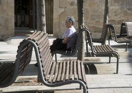 Una vecina de un pueblo zamorano sentada sola en un banco.