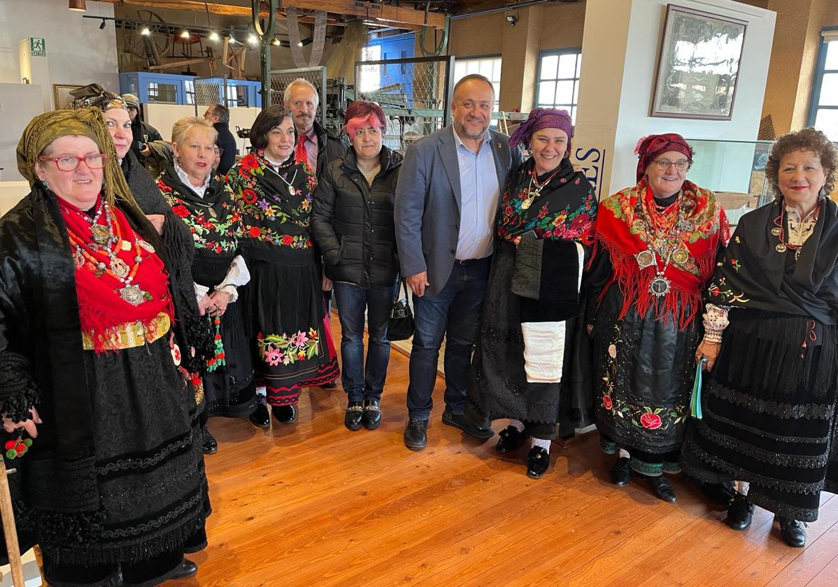 El presidente de la Diputación con el grupo de águedas.