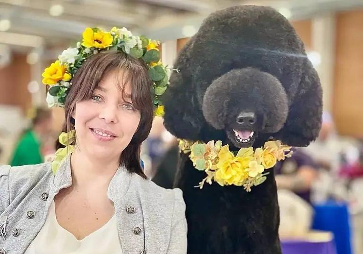 La peluquera canina leonesa Verónica Paz junto a su perro.