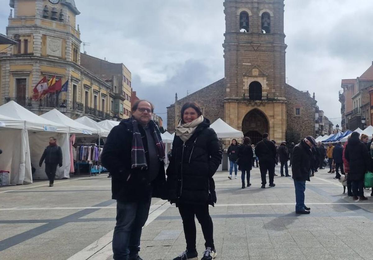 El alcalde de La Bañeza, Javier Carrera y la Concejal de Comercio Elena Bailez