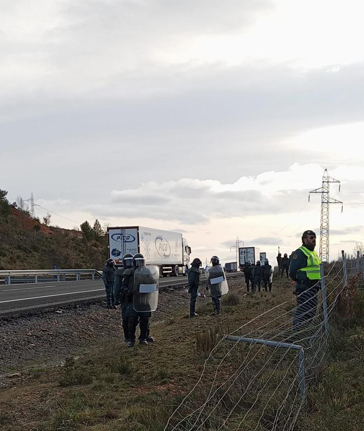 Imagen secundaria 2 - Corte en la AP-66 por los trabajadores de campo.