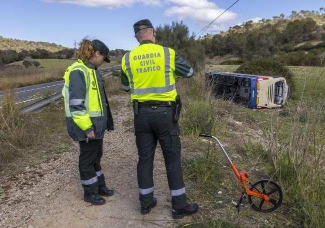 Dos guardias civiles desplegados en el lugar después de que un total de 24 personas hayan resultado heridas al caer por un terraplén en un viaje del Imserso.