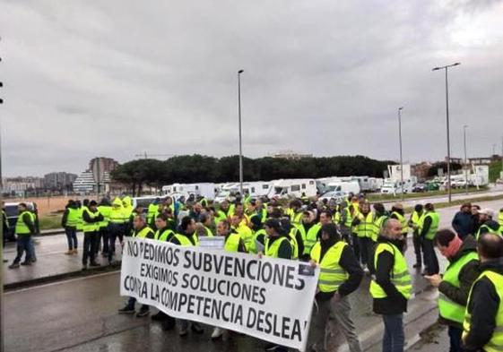 Imagen de la manifestación a las puertas de El Musel.