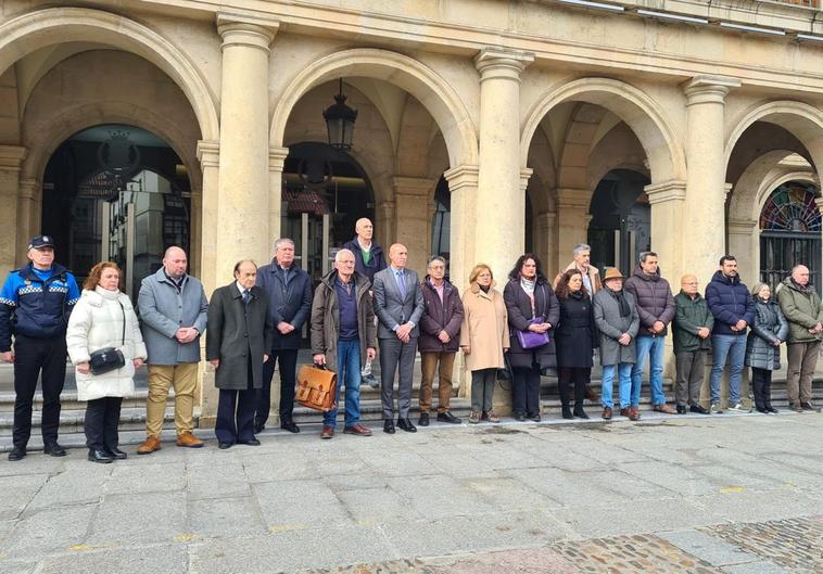 Representantes de la corporación municipal y otras instituciones se concentran en León.