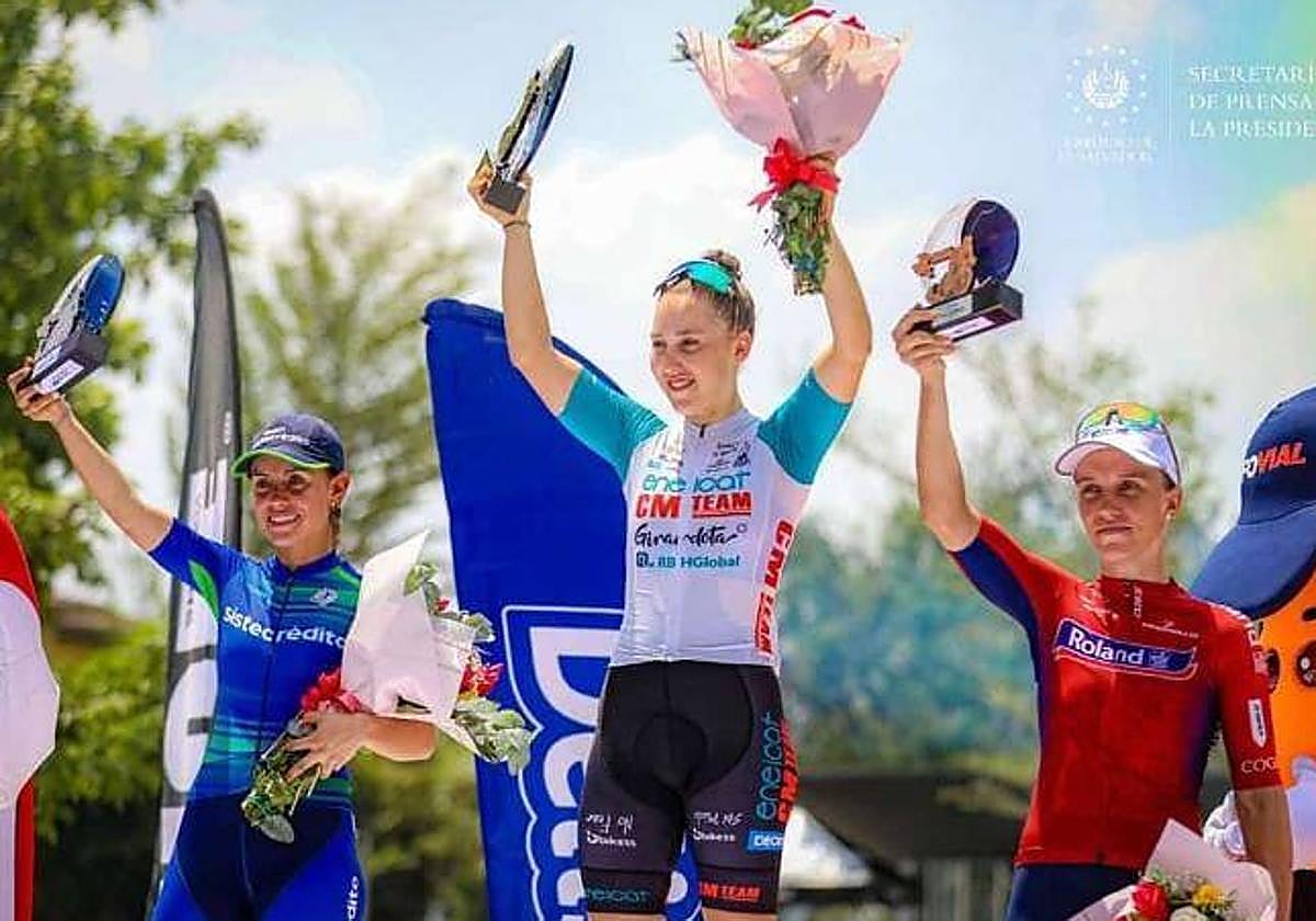 La ciclista italiana del Eneicat CM Team, Valentina Basilico, en el podio de la segunda etapa del Tour del Salvador.