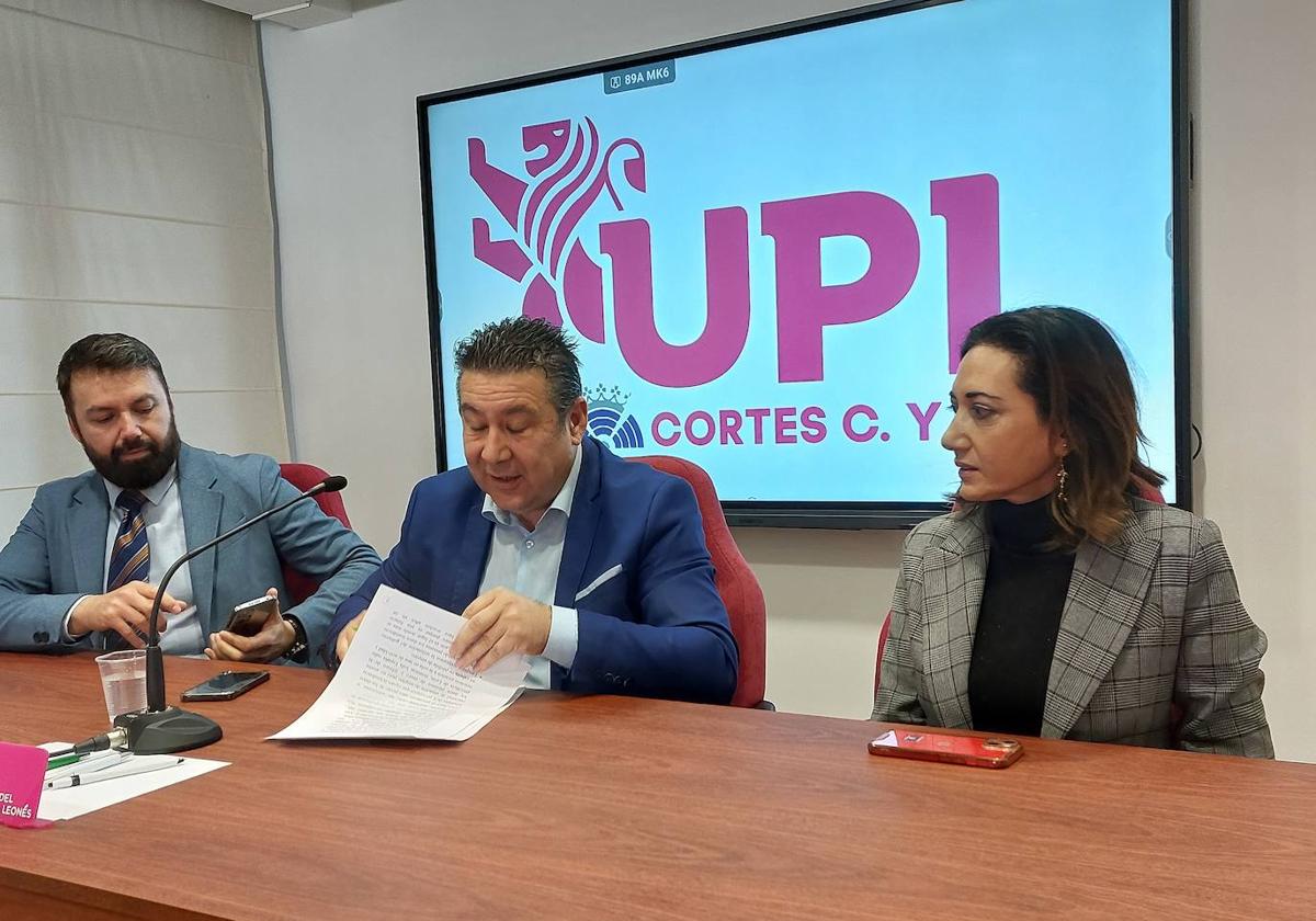 Los procuradores de UPL en rueda de prensa.