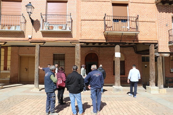 Varios vecinos de una vivienda afectada cuya bodega ha acumulado cinco metros de altura de agua y está en riesgo.