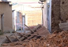 El socavón en el suelo de la calle paralela provoca el derrumbe de una vivienda en Valderas.