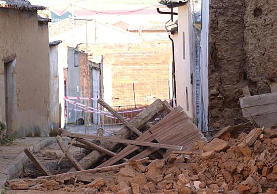 El socavón en el suelo de la calle paralela provoca el derrumbe de una vivienda en Valderas.