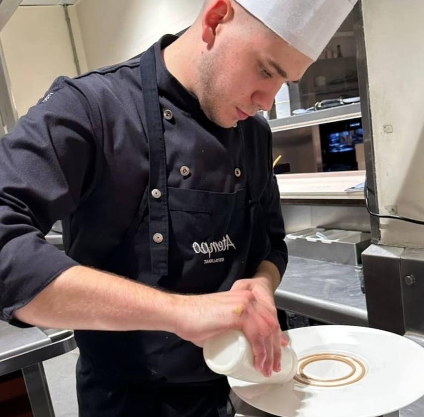 Alberto Vallés trabajando en Atempo, restaurante de Jordi Cruz.