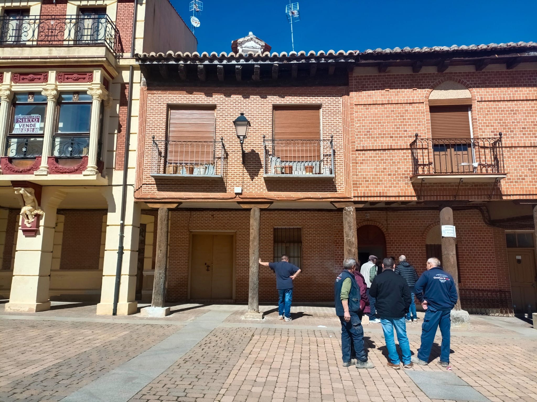 Los vecinos observan los daños del resto de viviendas de la plaza de los Caños.