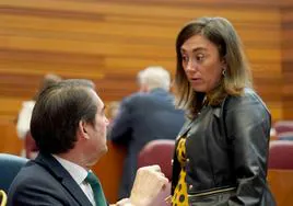 Los consejeros Juan Carlos Suárez-Quiñones y María González Corral conversan durante el Pleno de las Cortes de Castilla y León